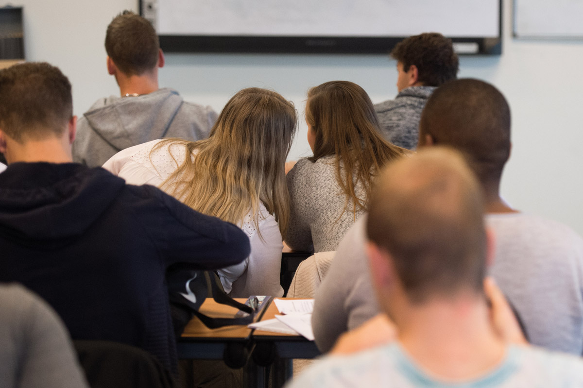 Jóvenes en un aula