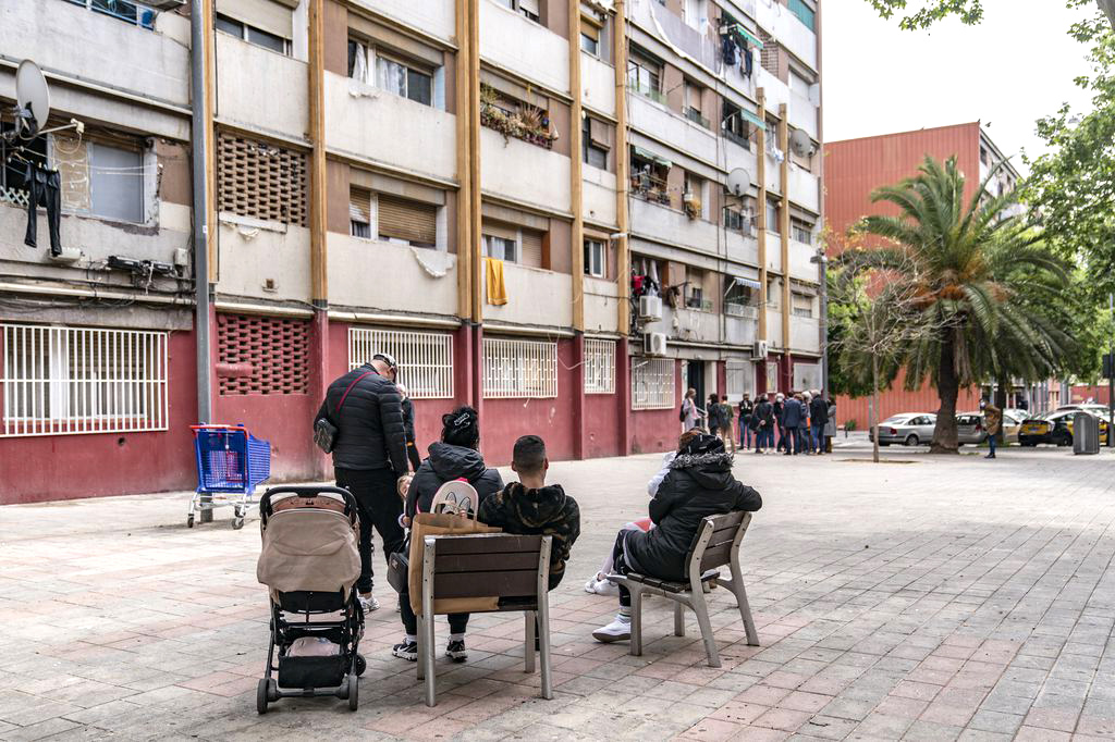 Vecinos sentados en unos bancos