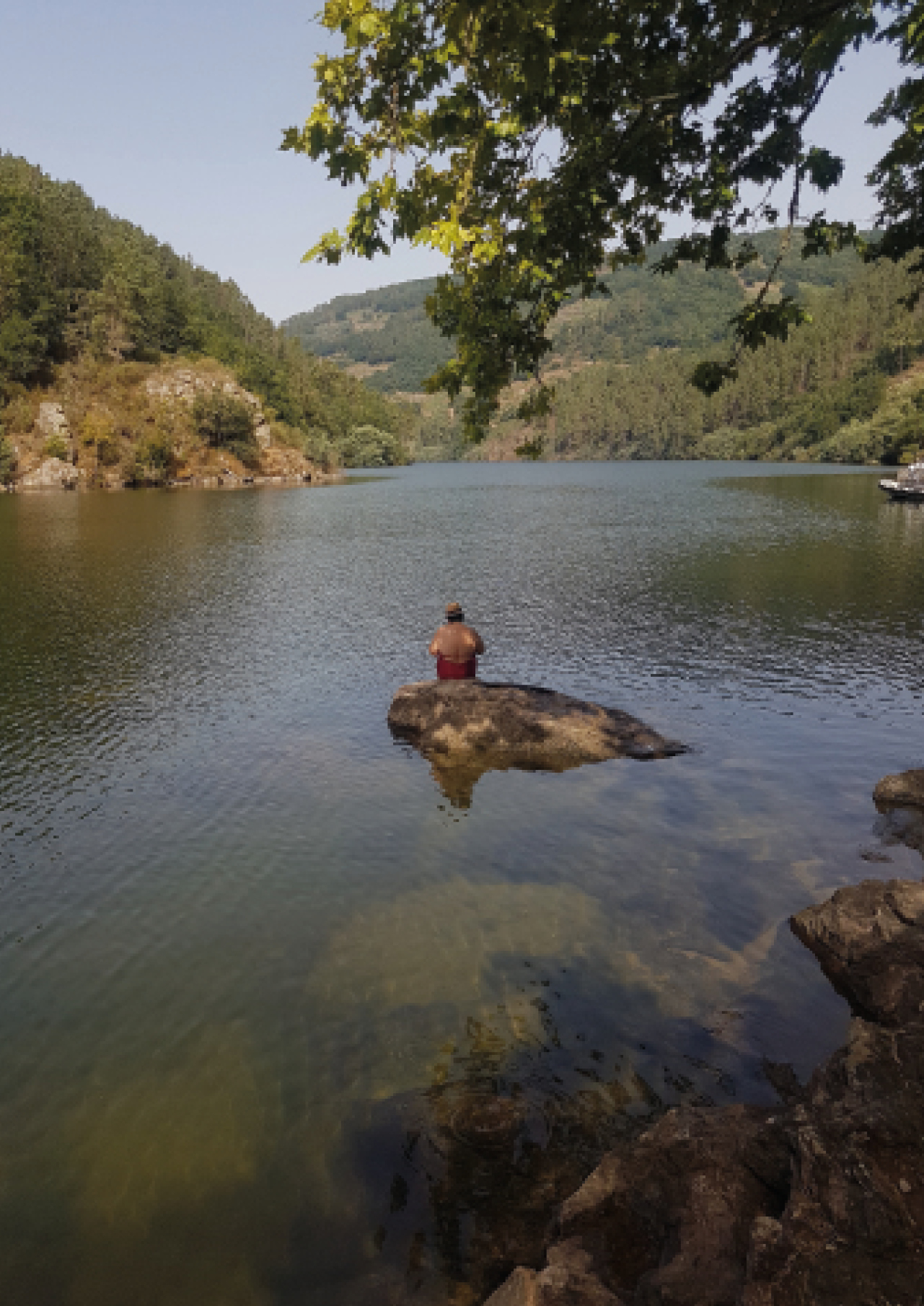 Hombre en lago sequía