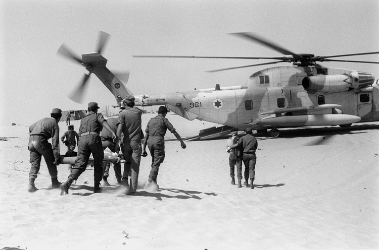 Traslado de heridos de las Fuerzas Armadas Israelíes durante la guerra del Yom Kippur.